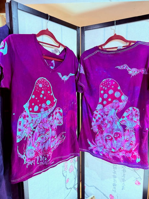 Flying Eye Mushroom Moon on Front & Blinking Shrooms on back, V-neck t-shirt Size L