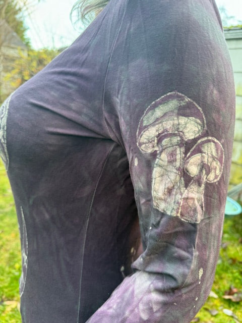 Mushroom Grunge of the PNW long-sleeved stretch fit Size L, 10-14