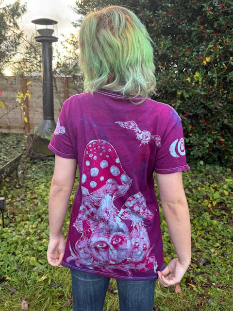 Flying Eye Mushroom Moon on Front & Blinking Shrooms on back, V-neck t-shirt Size L